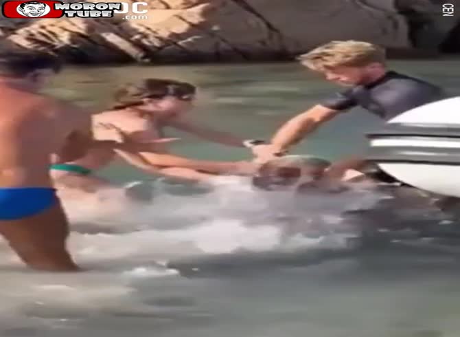 Video :After a tourist pushes his wife, an Italian guy exacts retribution